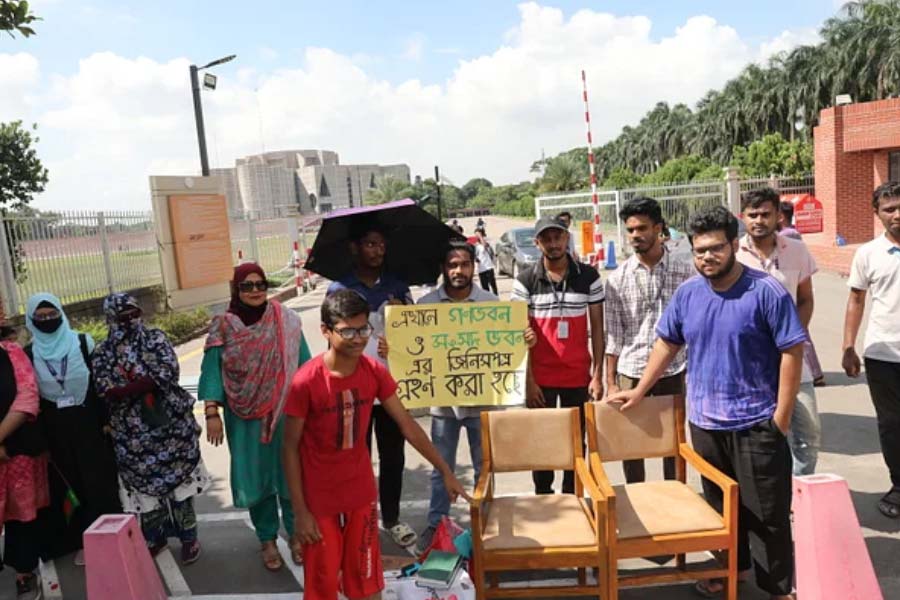 বাংলাদেশের গণভবনের সামনে জিনিস ফেরত নেওয়া হচ্ছে।