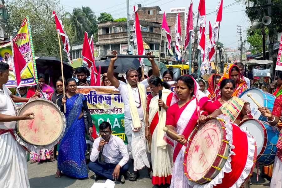 সিএএ-র প্রতিবাদ করে নি:শর্ত নাগরিকত্বের দাবিতে বনগাঁ-বাগদা সড়ক অবরোধ করল মতুয়ারা - মঙ্গলবার দুপুরে হেলেঞ্চায়