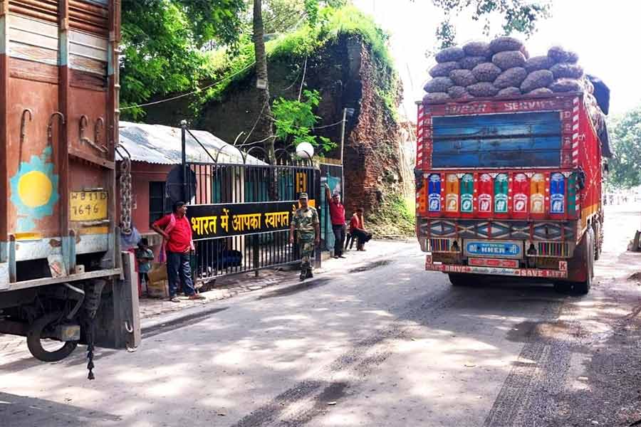 মালদহের মহদিপুর সীমান্ত দিয়ে বাংলাদেশের পথে পেঁয়াজ বোঝাই ট্রাক।