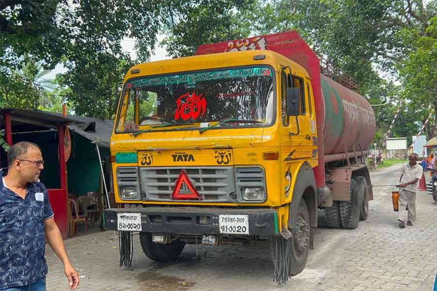 স্বাভাবিক হলো হিলি স্থলবন্দর। বহির্বাণিজ্যের ট্রাক দুই দেশের যাতায়াত শুরু হয়েছে।