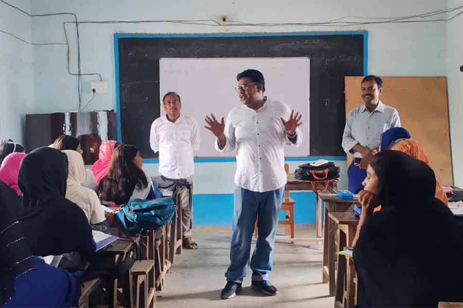 স্কুলের পাশেই ডেঙ্গি আক্রান্ত হয়ে মৃত্যু হয়েছে এক জনের। আতঙ্ক কাটাতে স্কুলে হাজির ব্লক স্বাস্থ অধিকর্তা।