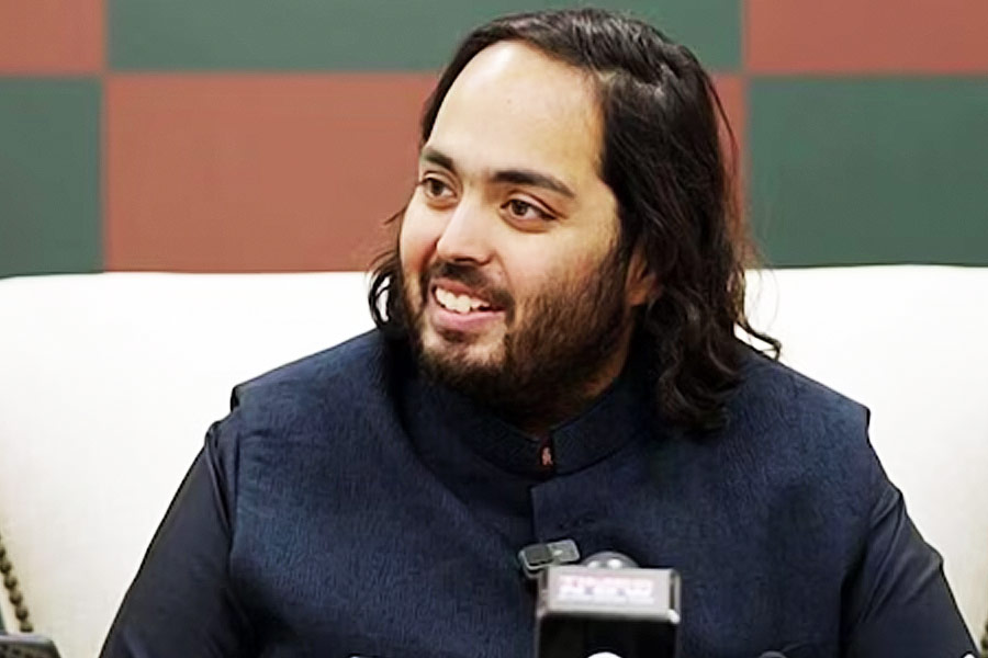 How rich is Anant Ambani, how much salary he gets from Reliance