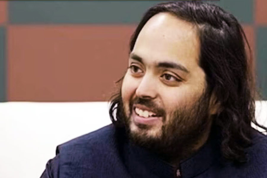 How rich is Anant Ambani, how much salary he gets from Reliance