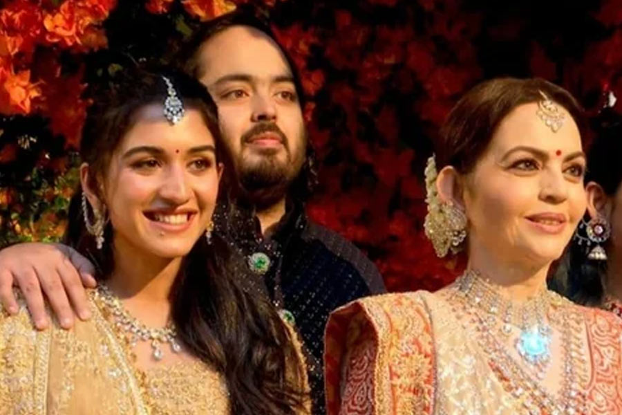 How rich is Anant Ambani, how much salary he gets from Reliance