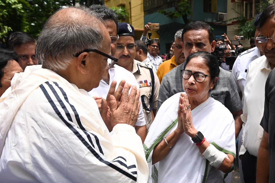 বুদ্ধদেব ভট্টাচার্যের পাম অ্যাভিনিউয়ের বাড়িতে গিয়ে শ্রদ্ধা জানালেন মুখ্যমন্ত্রী মমতা বন্দ্যোপাধ্যায়।
