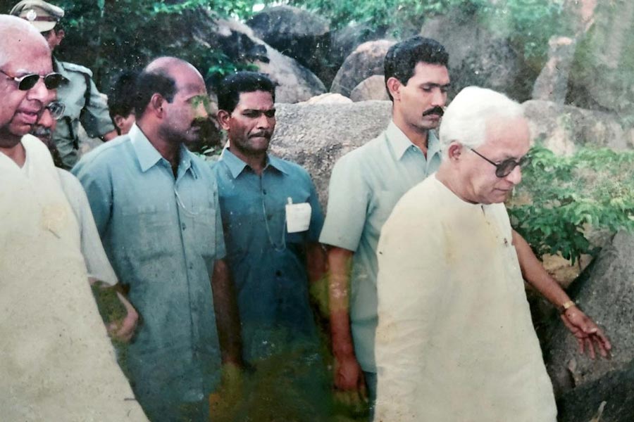 পাহাড়েশ্বরের উদ্যানের উদ্বোধনে তৎকালীন মুখ্যমন্ত্রী বুদ্ধদেব ভট্টাচার্য। আছেন বোলপুরের সাংসদ সোমনাথ চট্টোপাধ্যায়ও। দুবরাজপুরে। ছবি: সংগৃহীত