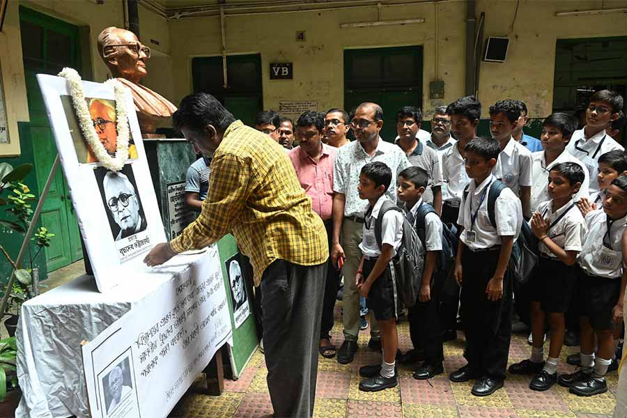 উত্তর কলকাতার শৈলেন্দ্র সরকার বিদ্যালয়ের ছাত্র ও শিক্ষকেরা শ্রদ্ধা জানাচ্ছেন প্রাক্তন ছাত্র বুদ্ধদেব ভট্টাচার্যের ছবিতে। বৃহস্পতিবার।