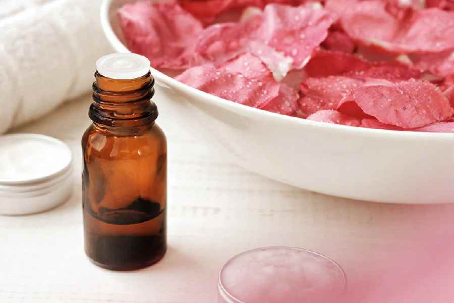 How to use rose water for a healthy hair