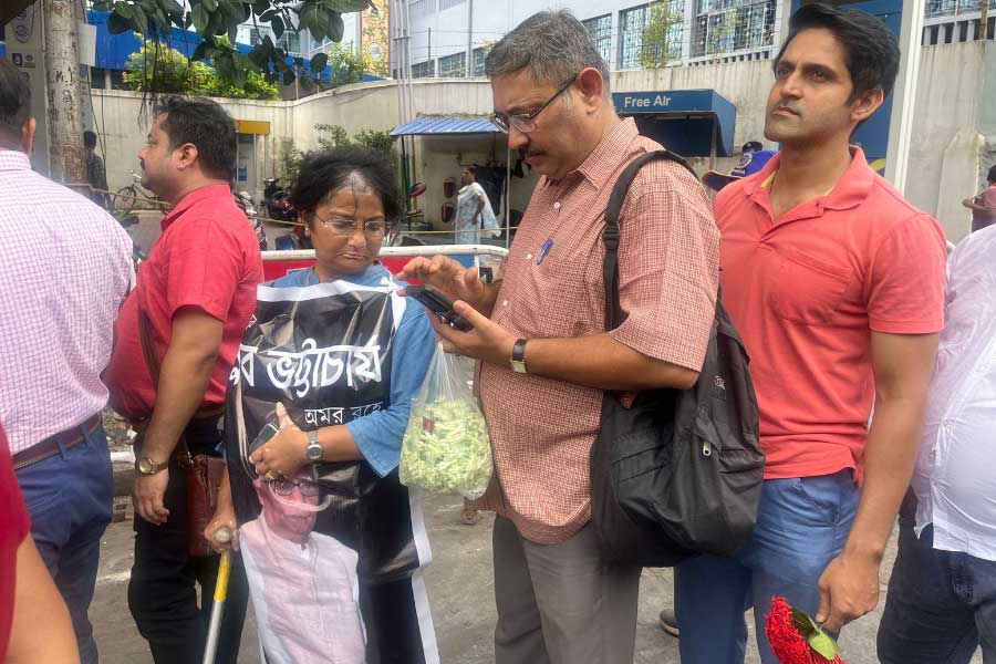 বুদ্ধদেবকে শেষ শ্রদ্ধা জানাতে আলিমুদ্দিনের বাইরে ভিড়় জনতার।