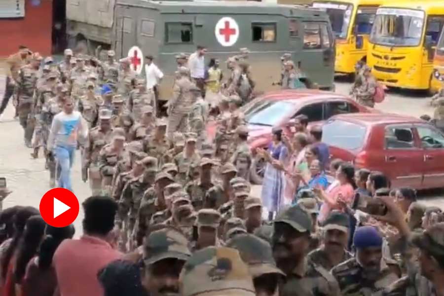 Wayanad gives farewell to soldiers of Indian army and dog squad who help in rescue operation