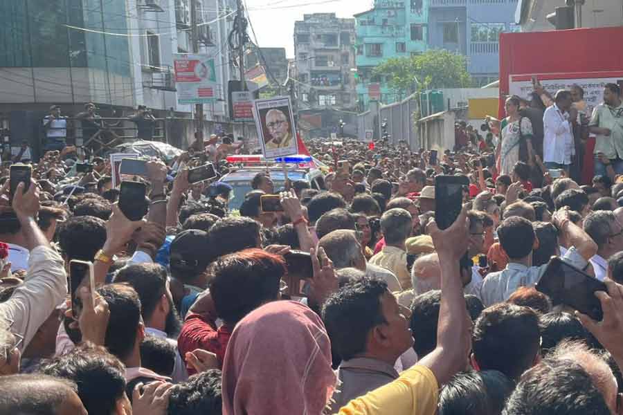 শেষযাত্রায় বুদ্ধদেব ভট্টাচার্য।