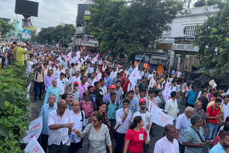 বুদ্ধদেবের শেষযাত্রায় জনস্রোত।