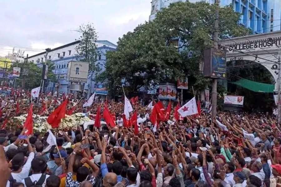 এনআরএস হাসপাতালের সামনে বুদ্ধদেবের শববাহী শকট ।