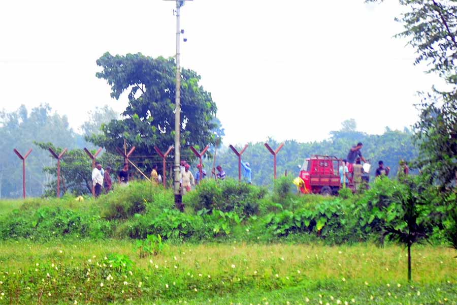 শিলিগুড়ি মহকুমার ফাঁসিদেওয়া এলাকায় আড়াই কিলোমিটারে কাটাতাঁরের বেড়া দেওয়ার কাজ চলছে।