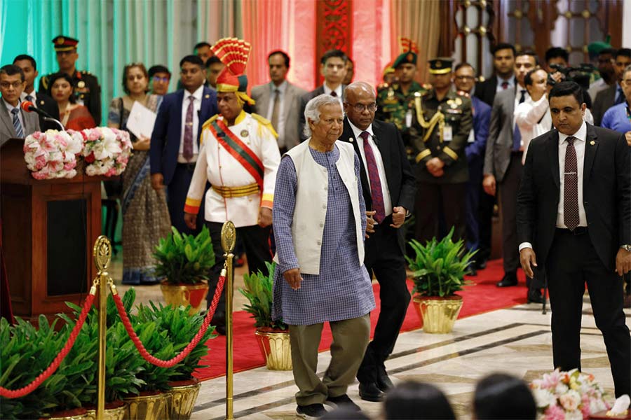 সূচনা: বাংলাদেশের অন্তর্বর্তী সরকারের প্রধান উপদেষ্টা হিসাবে শপথ নেওয়ার পর নোবেলজয়ী মুহাম্মদ ইউনূস, ঢাকা, ৮ অগস্ট।