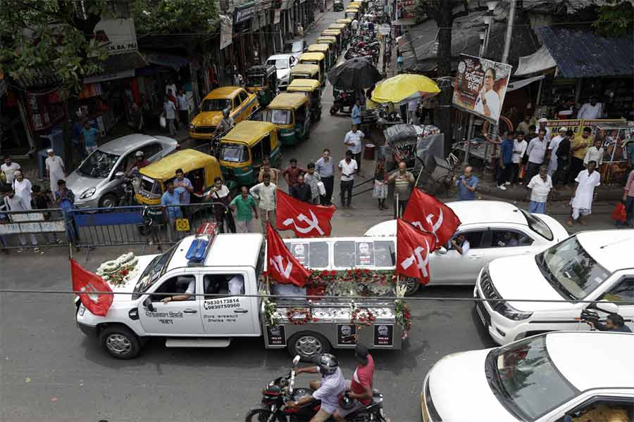 বিদায়: বিধানসভা থেকে আলিমুদ্দিনের পথে বুদ্ধদেব ভট্টাচার্যের দেহ।
