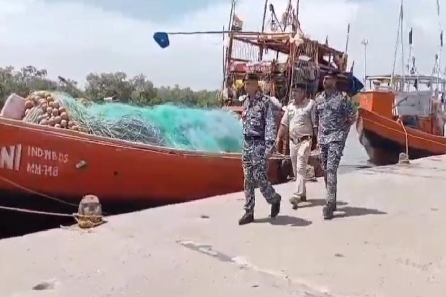 ফ্রেজ়ারগঞ্জে নজরদারি চলছে উপকূলরক্ষী বাহিনীর।