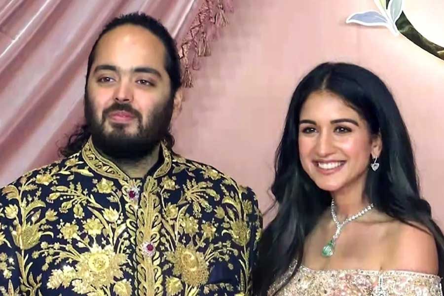 তিন দিন ধরে মুম্বই শহর ছিল আলোয় ভরা। শিল্পপতি মুকেশ অম্বানীর কনিষ্ঠ পুত্র অনন্ত অম্বানীর বিয়ে বলে কথা। দীর্ঘকালীন প্রেমিকা রাধিকা মার্চেন্টকে বিয়ে করেছেন তিনি। বিভিন্ন সংবাদমাধ্যম সূত্রে খবর, বিয়ে উপলক্ষে পাঁচ হাজার কোটি টাকা খরচ করেছিল অম্বানী পরিবার। বিয়ের পর সকলের মনে প্রশ্ন ছিল মধুচন্দ্রিমায় কোথায় যাবেন নবদম্পতি। শেষ পর্যন্ত একান্তযাপন করবেন বলে মধ্য আমেরিকার কোস্টা রিকার একটি বিলাসবহুল হোটেলে গিয়েছেন অনন্ত এবং রাধিকা। সেই হোটেলে এক রাত কাটাতে খরচ হয় লক্ষ লক্ষ টাকা। কী এমন বিশেষত্ব রয়েছে এই হোটেলে?