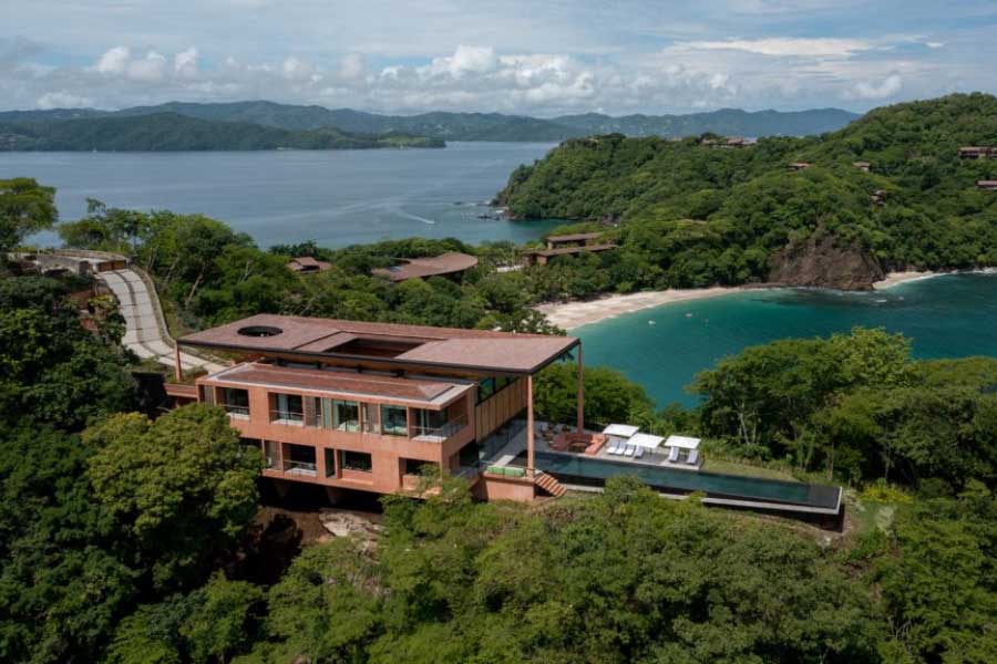 দ্য টিকো টাইমসের একটি প্রতিবেদনে জানানো হয়েছে অনন্ত এবং রাধিকা গত ১ অগস্ট কোস্টারিকার একটি হোটেলে পৌঁছন। প্রতিবেদন সূত্রে খবর, সেই বিলাসবহুল হোটেলটি কোস্টা রিকার ফোর সিজ়ন রিসর্টের কাসা লাস ওলাসে। 