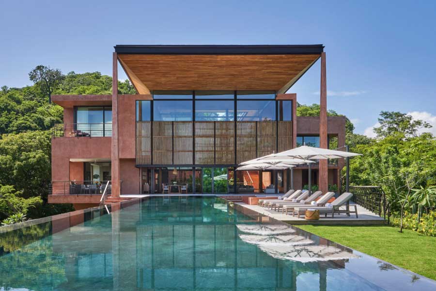 প্রশান্ত মহাসাগরের তীরে অবস্থিত এই হোটেলটি ১৮ হাজার ৪৭৫ বর্গফুটের উপর তৈরি। অম্বানীর পুত্র এবং তাঁর পুত্রবধূ এই হোটেলের যে ভিলায় রয়েছেন সেখানে মোট ছ’টি বেডরুম রয়েছে।