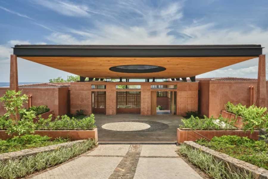 রিসর্টের ওয়েবসাইট থেকে জানা গিয়েছে, এক রাতের জন্য সেই হোটেলে থাকতে গেলে কমপক্ষে এক লক্ষ টাকা খরচ করতে হয়। তার পর ঘরের সংখ্যা এবং অতিথিদের জন্য সুযোগ-সুবিধা অনুযায়ী খরচ বাড়তে থাকে।