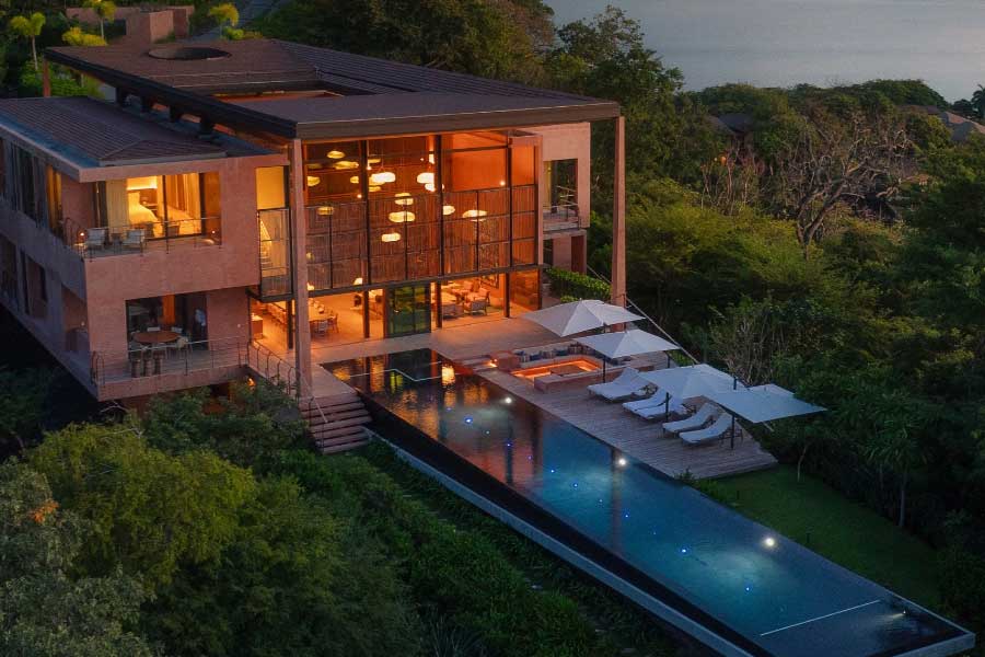 দ্য টিকো টাইমস সূত্রে জানা যায়, অনন্ত এবং রাধিকা যে ভিলায় রয়েছেন, সেখানে এক রাতের খরচ ভারতীয় মুদ্রায় ৩০ লক্ষ টাকার কাছাকাছি।