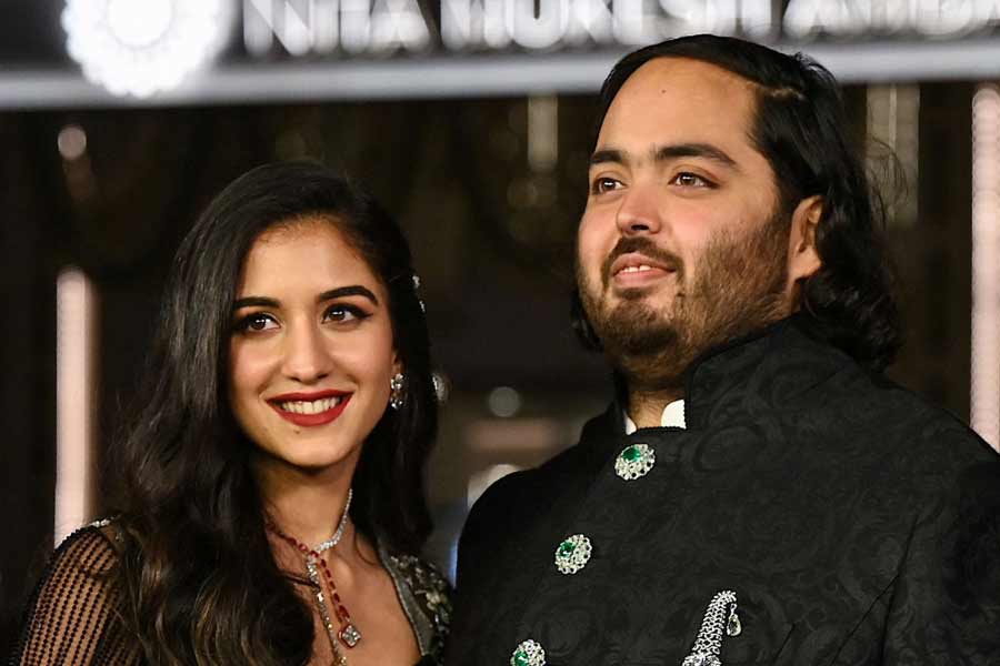 গত ১২ জুলাই মুম্বইয়ের জিয়ো কনভেনশন সেন্টারে বসেছিল অনন্ত-রাধিকার বিয়ের আসর। তিন দিনের এই বিয়ের অনুষ্ঠানে দেশ-বিদেশের একাধিক তারকা, রাজনীতিক, শিল্পপতিরা এসেছিলেন।