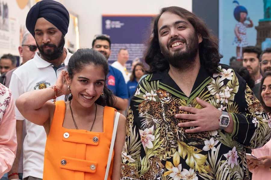 বিয়ের পর ‘ভালবাসার শহর’ প্যারিসে উড়ে গিয়েছিলেন অনন্ত এবং রাধিকা। তবে তাঁদের সঙ্গে ছিল অম্বানী পরিবারের অন্য সদস্যেরাও।