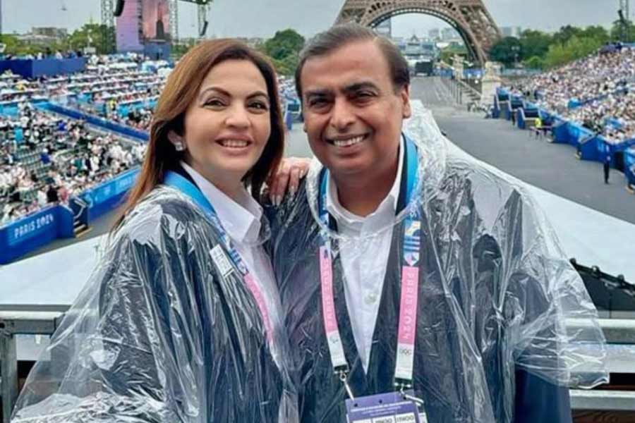 প্যারিসে অলিম্পিক্স দেখতে হাজির হয়েছিলেন অম্বানী পরিবারের সদস্যেরা। অনন্ত এবং রাধিকার সঙ্গে ছিলেন মুকেশ অম্বানী, মুকেশ-পত্নী নীতা অম্বানী, মুকেশের কন্যা ইশা অম্বানী এবং তাঁর স্বামী আনন্দ পরিমল। নীতা নিজে আন্তর্জাতিক অলিম্পিক কমিটির সদস্য।