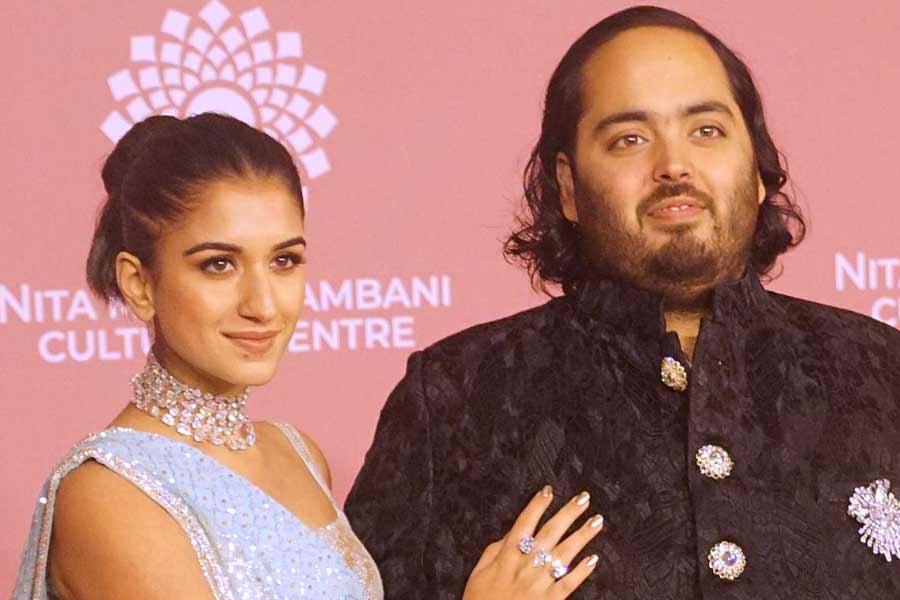 কানাঘুষো শোনা যাচ্ছে, অনন্ত এবং রাধিকার বিবাহ-পরবর্তী অনুষ্ঠান হতে পারে লন্ডনে। তবে সেই অনুষ্ঠানে কাদের নিমন্ত্রণ করা হবে, এমনকি দিনক্ষণ পর্যন্ত জানা যায়নি।