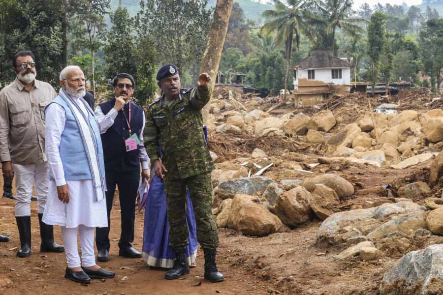 ওয়েনাড় পরিদর্শনে প্রধানমন্ত্রী নরেন্দ্র মোদী। শনিবার দুপুরে।