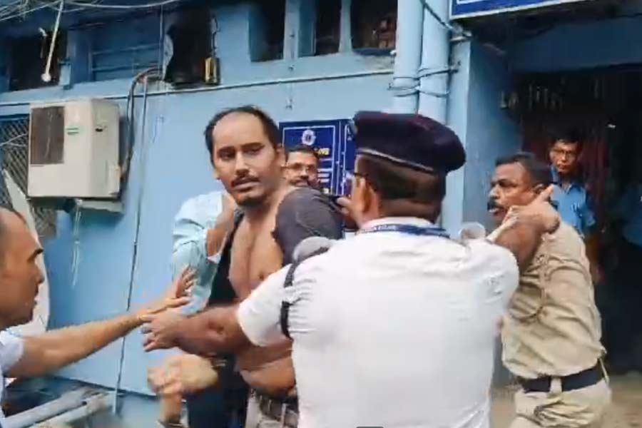 আরজি করে ‘বহিরাগত’দের সঙ্গে পুলিশের ধস্তাধস্তি।