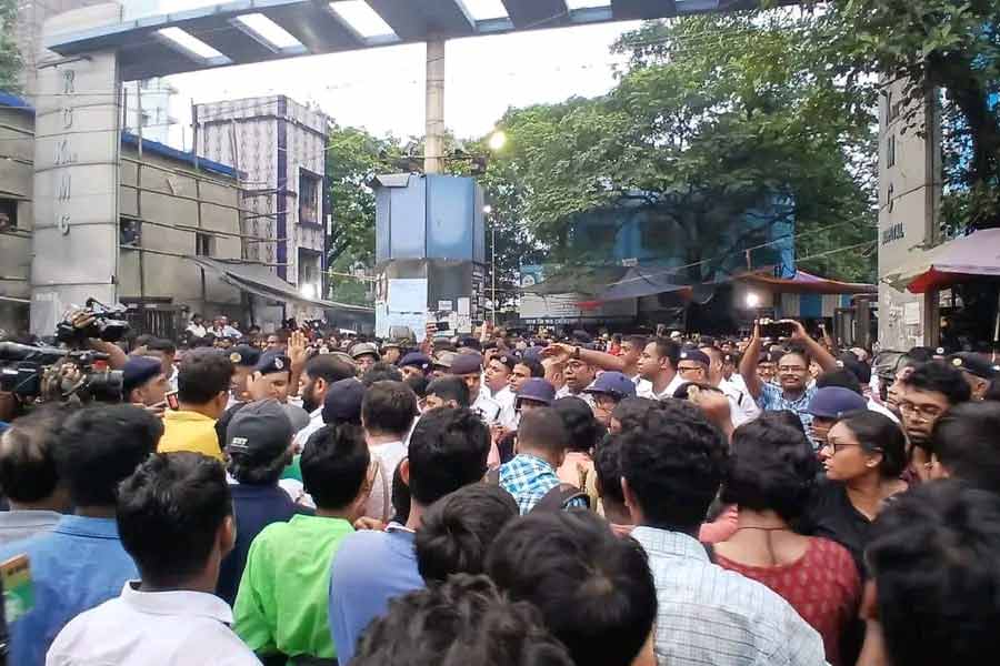 আরজি করের বাইরে বিক্ষোভ বাম ছাত্র-যুব সংগঠনের।