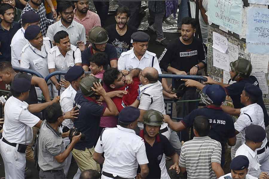 আর জি কর হাসপাতালের ছাত্রী মৃত্যুর ঘটনার প্রতিবাদে মিছিল করে বাম যুব-ছাত্র সংগঠন। মিছিল শেষে তাঁরা হাসপাতালে