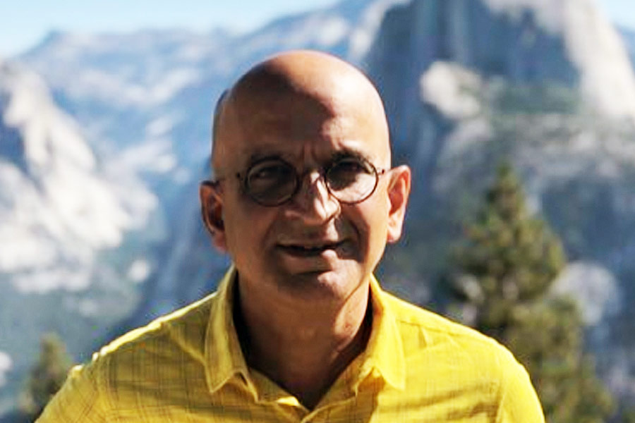 What are the allegations against SEBI chairperson Madhabi Puri Buch and her husband Dhaval Buch in Hindenburg report 