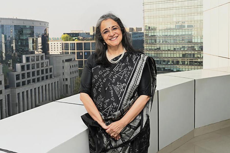 What are the allegations against SEBI chairperson Madhabi Puri Buch and her husband Dhaval Buch in Hindenburg report 