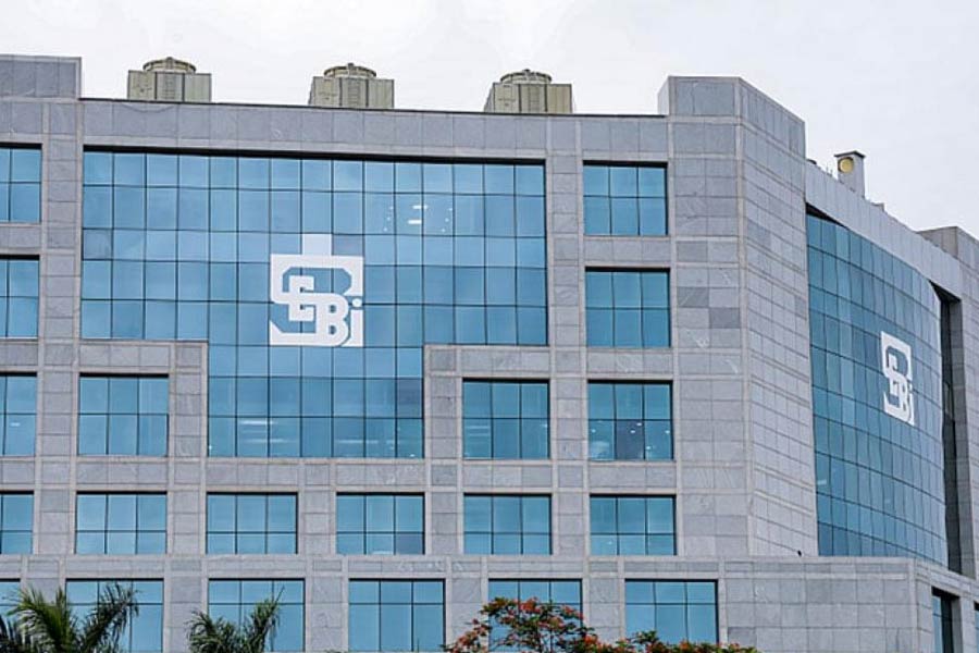 What are the allegations against SEBI chairperson Madhabi Puri Buch and her husband Dhaval Buch in Hindenburg report 