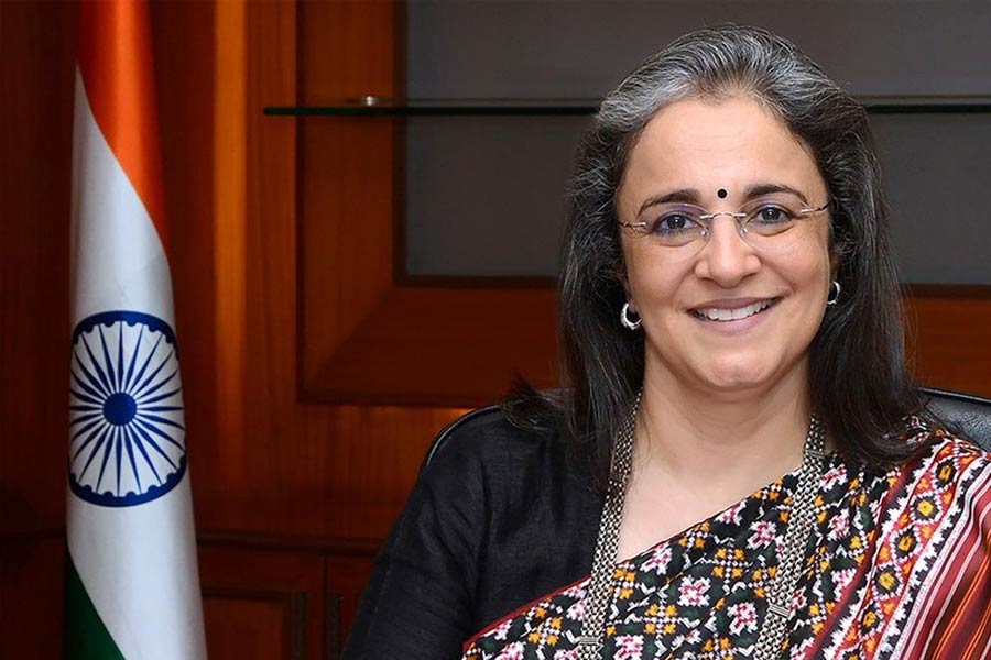 What are the allegations against SEBI chairperson Madhabi Puri Buch and her husband Dhaval Buch in Hindenburg report 