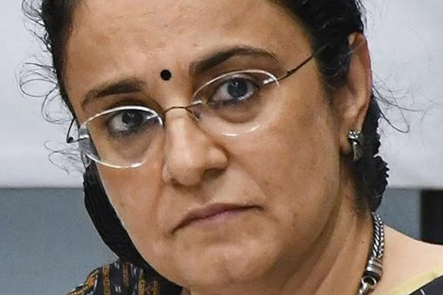 What are the allegations against SEBI chairperson Madhabi Puri Buch and her husband Dhaval Buch in Hindenburg report 