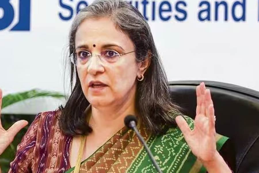 What are the allegations against SEBI chairperson Madhabi Puri Buch and her husband Dhaval Buch in Hindenburg report 