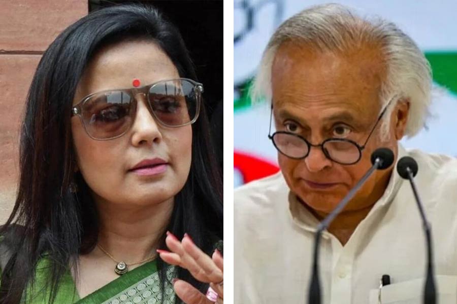 What are the allegations against SEBI chairperson Madhabi Puri Buch and her husband Dhaval Buch in Hindenburg report 