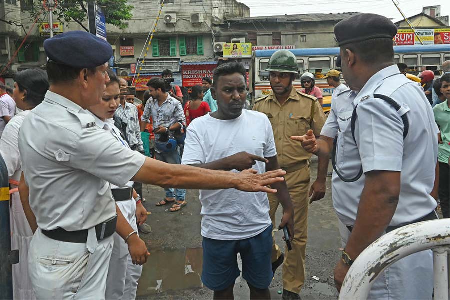আর জি কর হাসপাতালে ঢোকার মুখে কড়া নিরাপত্তা ব্যবস্থা পুলিশের। কার্ড ছাড়া হাসপাতালে ঢুকতে দেওয়া হচ্ছে না কাউকে। রবিবার।