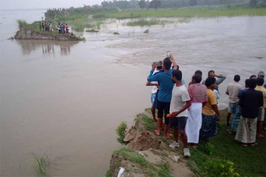 রবিবার ভোর থেকে বাঁধের ভাঙা অংশ দিয়ে গঙ্গা নদীর জল ঢুকছে মালদহের মানিকচক ব্লকের ভুতনির তিনটি গ্রাম পঞ্চায়েত এলাকায়।