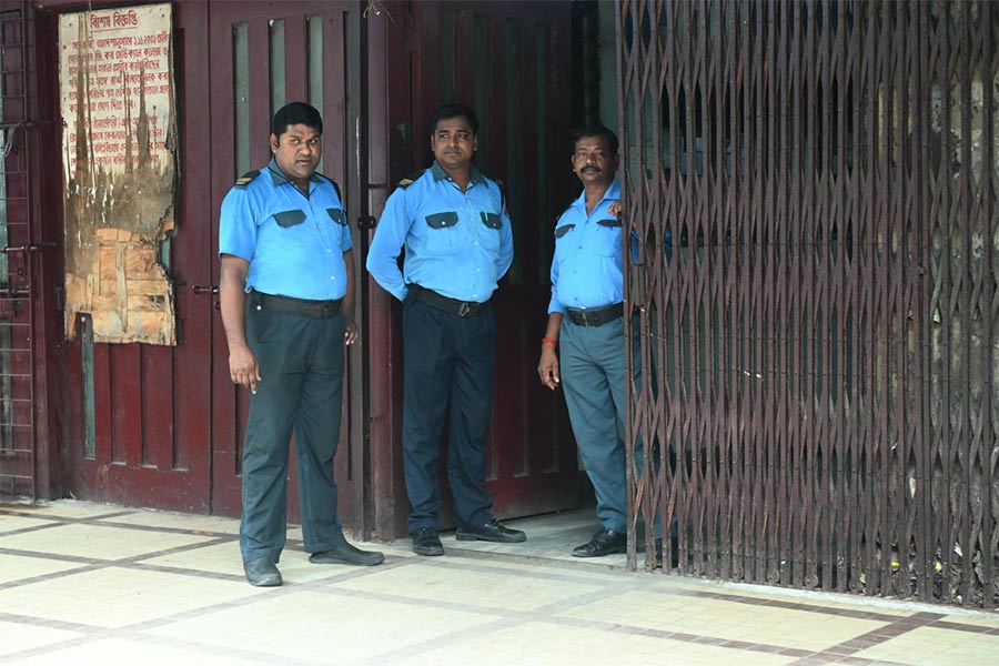 অনিয়ম: নির্দেশের পরেও রবিবার দেখা গেল আর জি কর হাসপাতালে সচিত্র পরিচয়পত্র ছাড়াই কাজ করছেন বেসরকারি সংস্থার নিরাপত্তারক্ষীদের একাংশ।