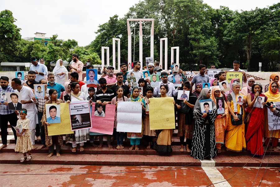 আওয়ামী লীগের শাসনে নিখোঁজ ব্যক্তিদের পরিজনের সমাবেশ। রবিবার ঢাকায় শহিদ মিনারে।