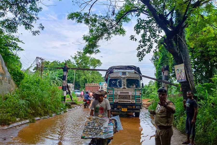 পাঁশকুড়ায় ব্যারিয়ারে আটকে গিয়েছে লরি।