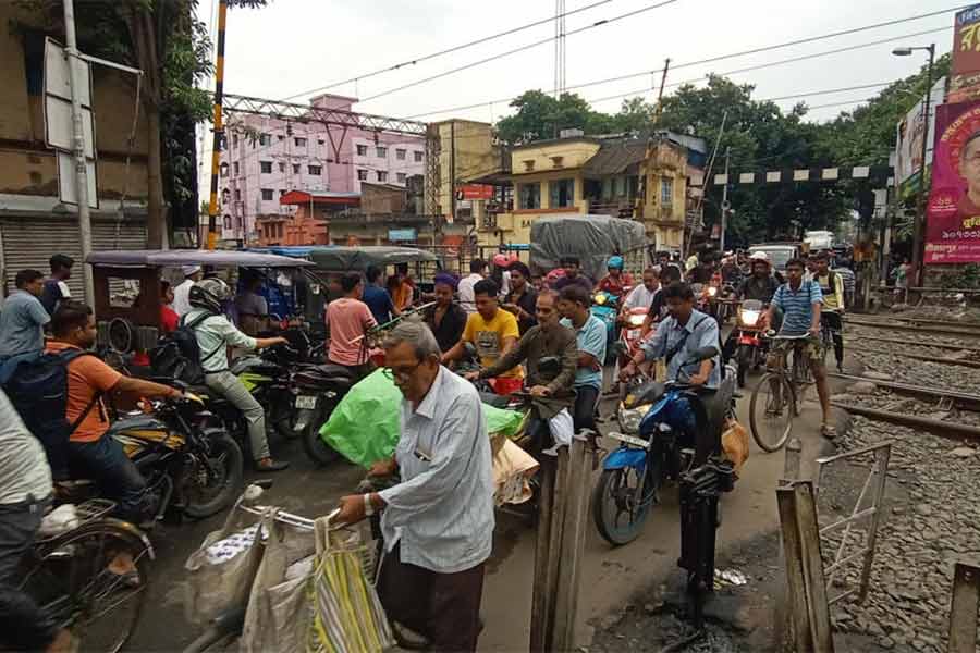 এভাবেই নিত্যদিন দুর্ভোগের মধ্যে দিয়ে বৈদ্যবাটীর জিটি রোডের উপর থাকা ১১ নম্বর রেলগেট পারাপার করতে হয় যাতায়াত কারীদের।