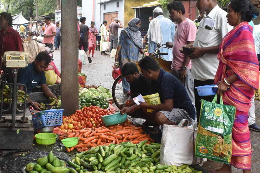 বেচাকেনা। পুরুলিয়া শহরের বড়হাটে রবিবার।