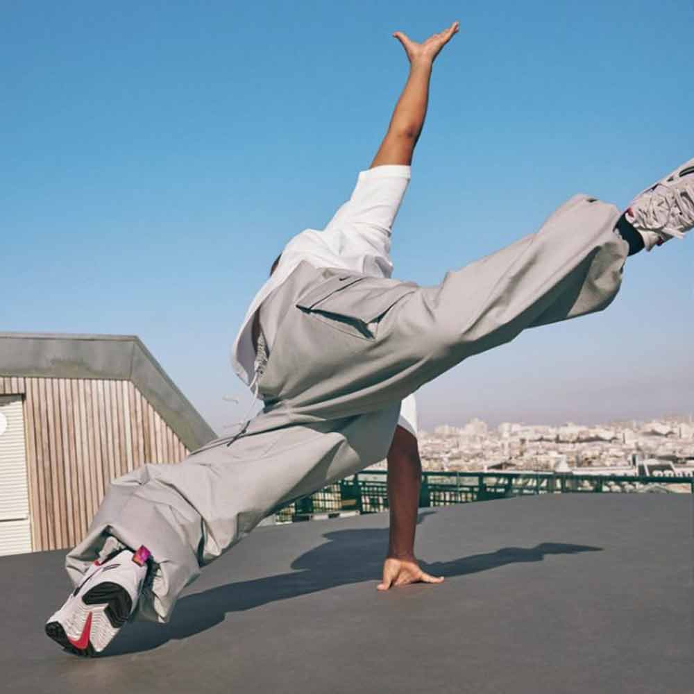 ছোটবেলা থেকেই খেলাধুলোর প্রতি আগ্রহ ছিল ইন্ডিয়ার। স্কুলে পড়াকালীন ফুটবলও খেলতেন তিনি।