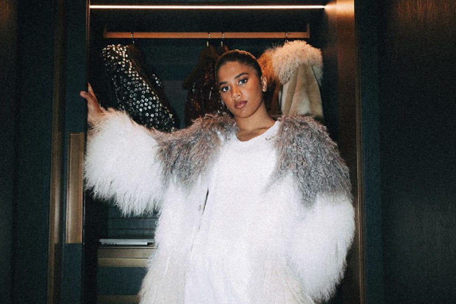 শৈশবে হিপ-হপ শেখার ইচ্ছা ছিল ইন্ডিয়ার। তাই ফুটবল ছেড়ে হিপ-হপের দিকে ঝুঁকে পড়েন তিনি। আলাদা ভাবে হিপ-হপের প্রশিক্ষণও নেন তিনি।